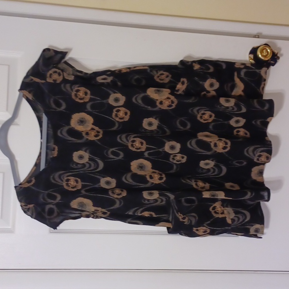 Beautiful Black and Tan floral tunic, sz M, no name. 100% cotton.